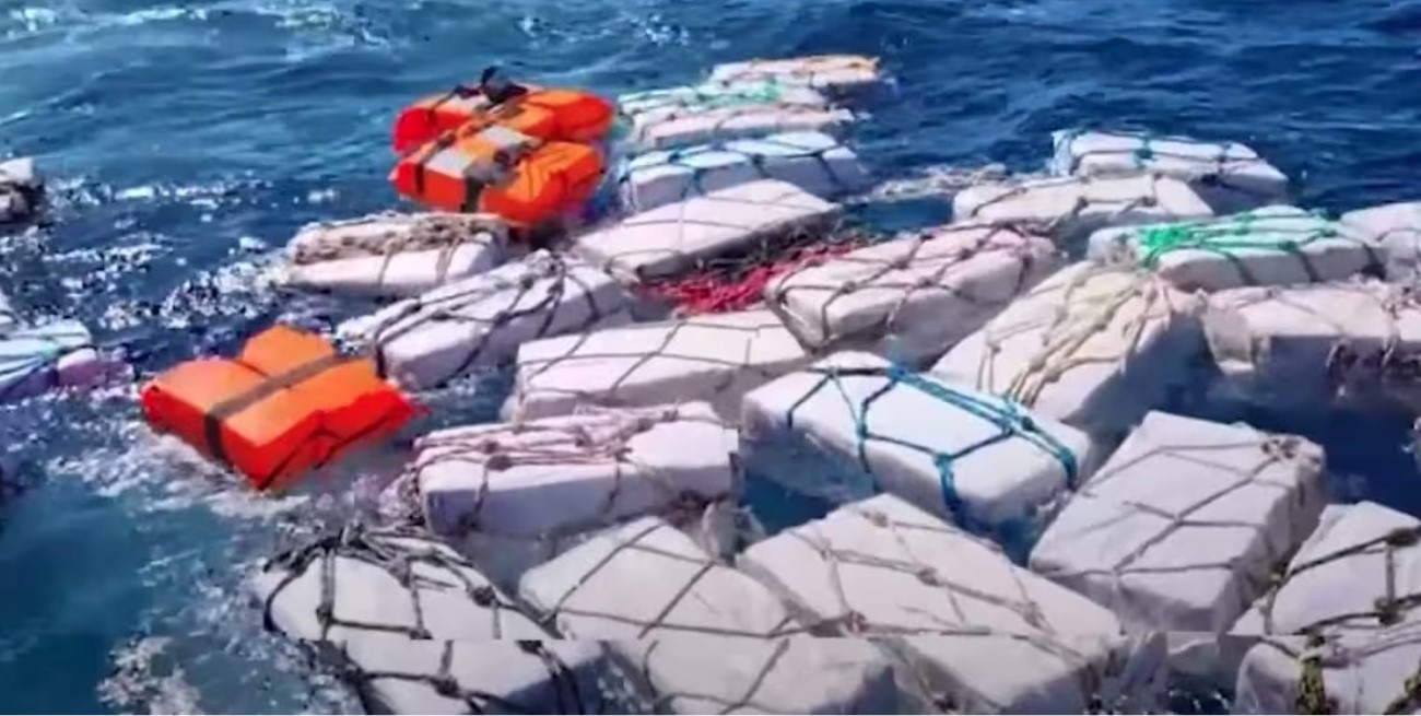 Encontraron dos toneladas de cocaína bajo el mar frente a Sicilia