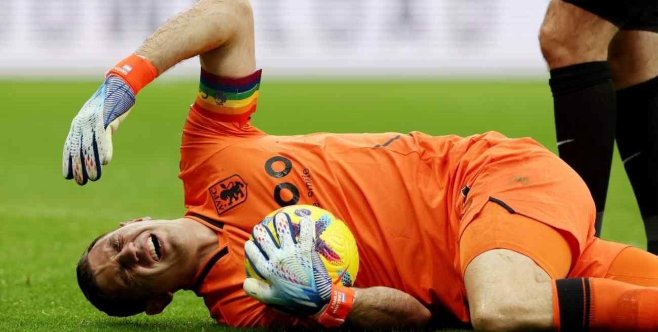 Preocupación en el Aston Villa: "Dibu" Martínez se lesionó y fue reemplazado en el entretiempo 