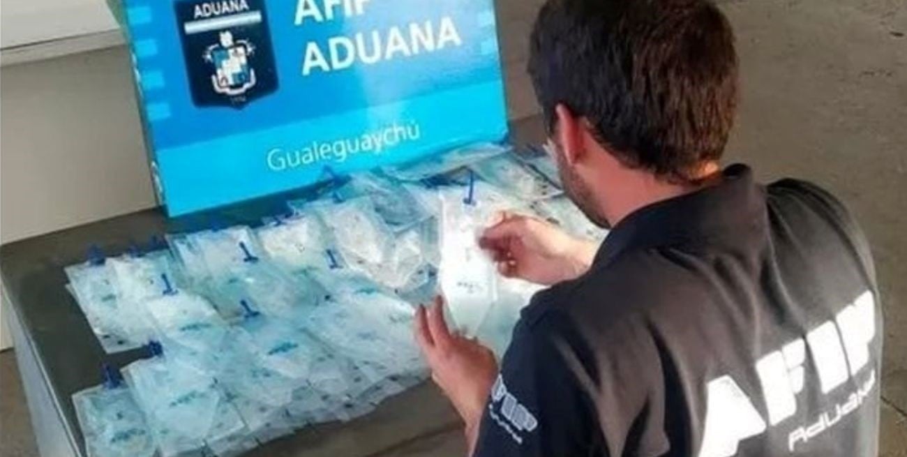 Llevaba semen porcino en una valija y lo descubrió la Aduana