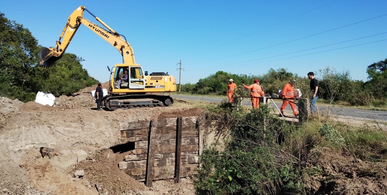 Personal y maquinaria de Vialidad trabaja en la reparación de erosiones en Colonia Francesa