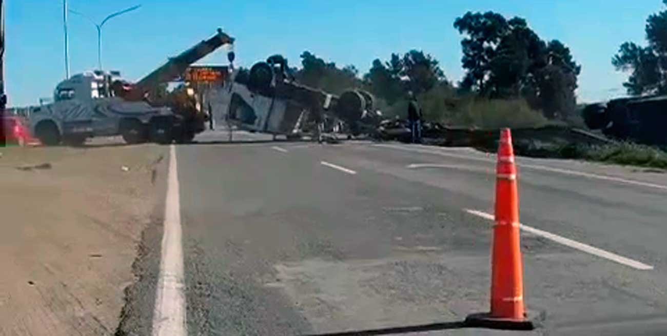 Demoras en la autopista Santa Fe - Rosario por operativo para retirar un camión volcado