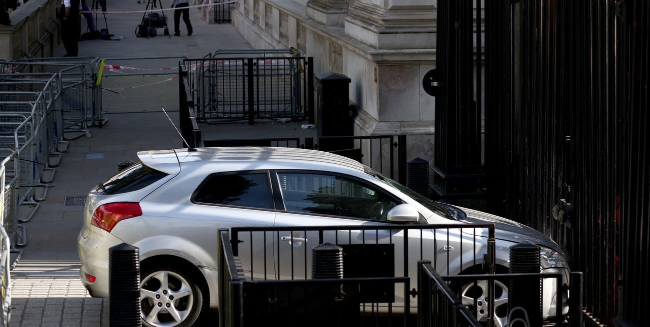 Londres: detuvieron a un hombre por chocar su auto contra la residencia del Primer Ministro