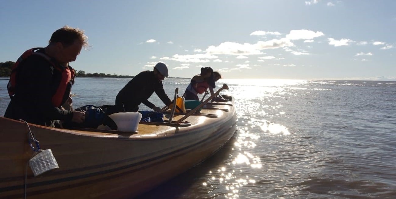 Construyeron una canoa de madera artesanal y quieren remar hasta la Isla de los Estados