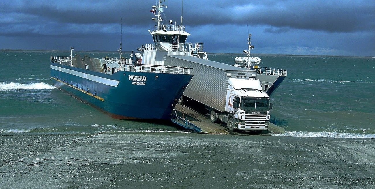 Polémica: para cruzar de Santa Cruz a Tierra del Fuego, los argentinos sólo pueden pagar en peso chileno o dólares 