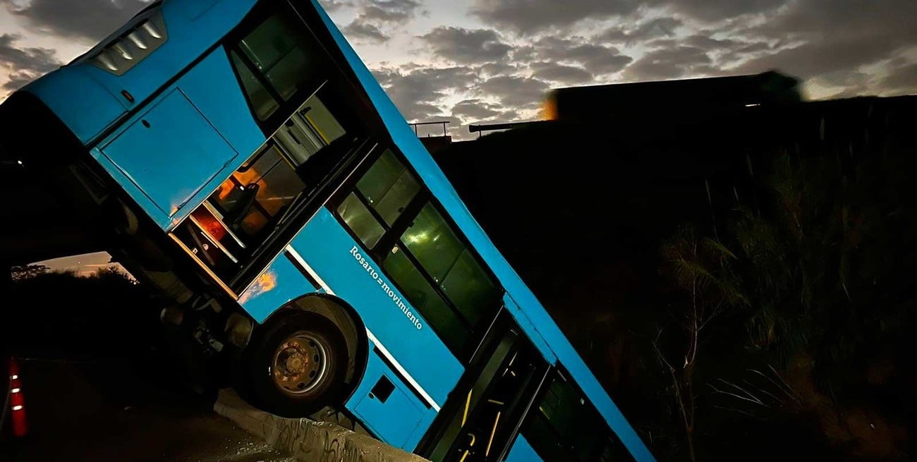 Un colectivo rosarino quedó al borde de caer a un arroyito