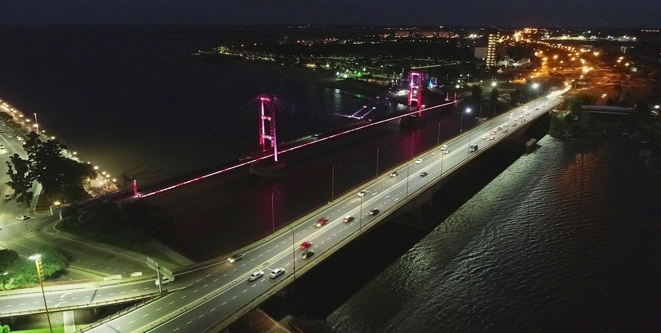 Un hombre se arrojó desde el Puente Oroño, lo rescataron y murió en el hospital Cullen