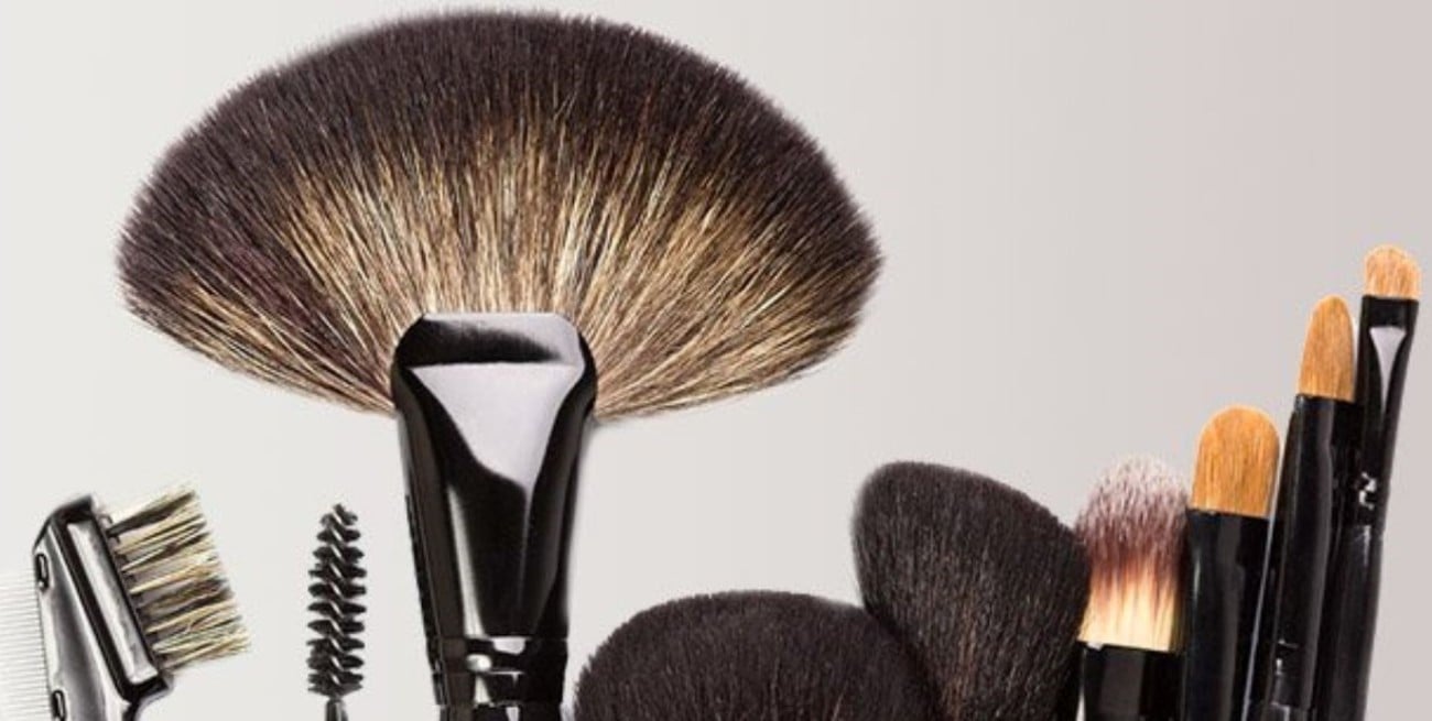 Pinceles de maquillaje impecables: limpieza y tips