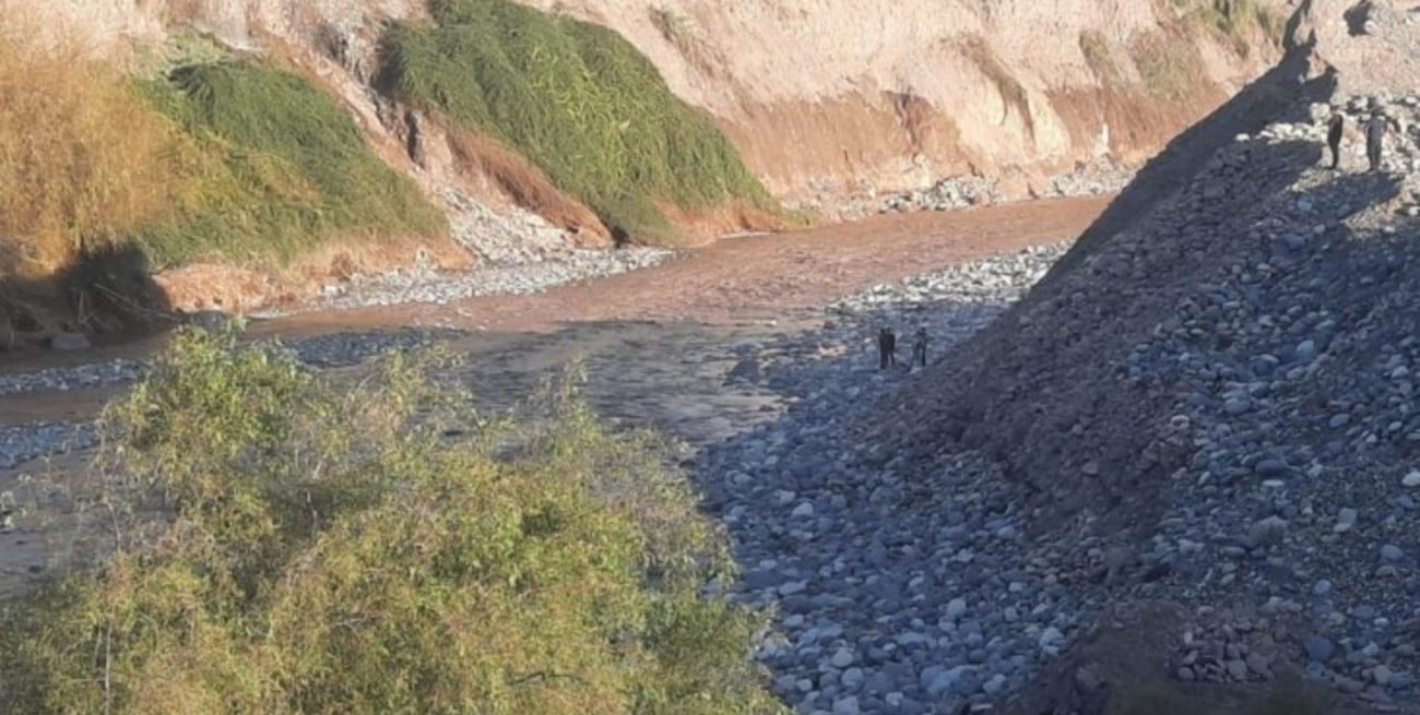 Chile: investigan el hallazgo de la parte inferior de un cuerpo humano en la ribera del Río Maipo