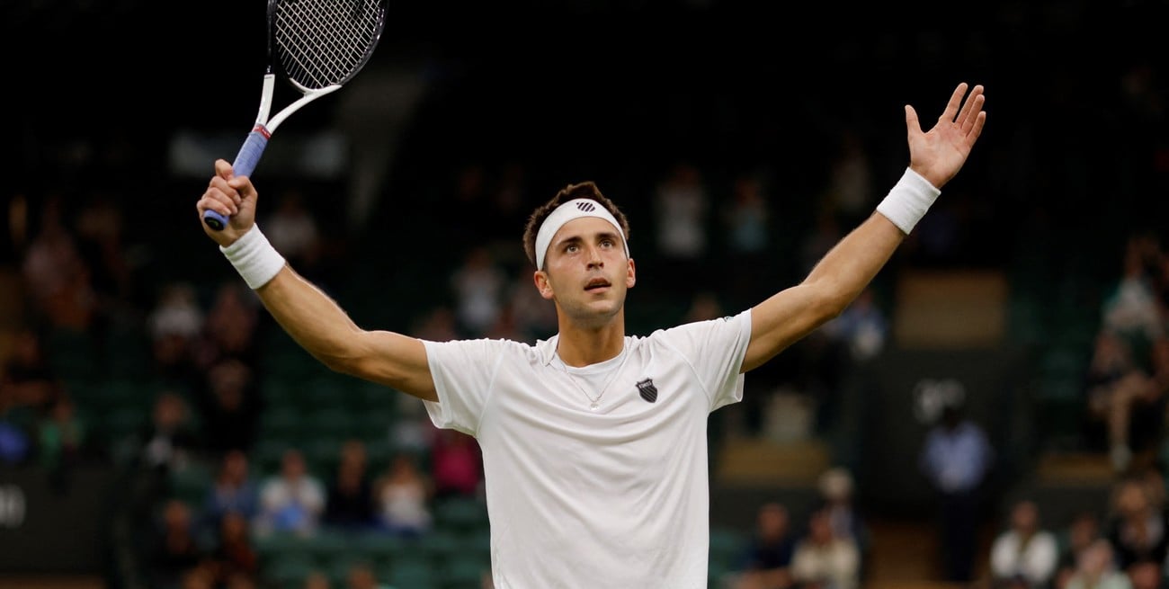 Tras la suspensión por lluvia y falta de luz, Etcheverry levantó el partido y avanzó en Wimbledon