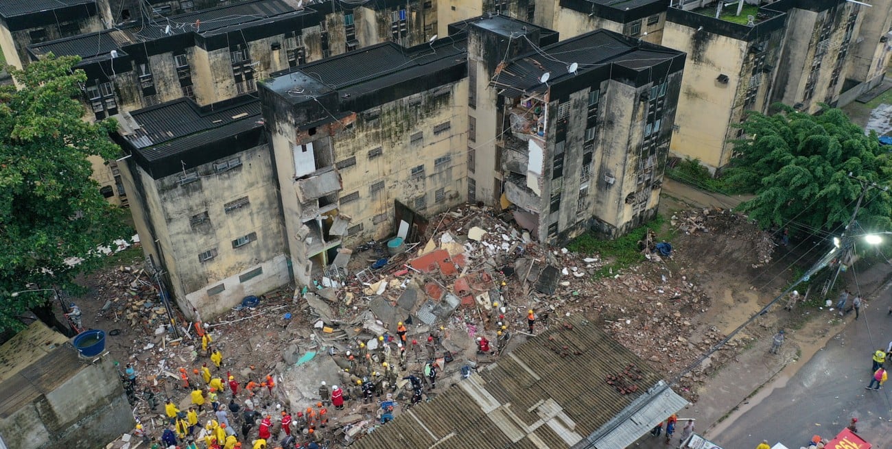 Video: se derrumbó un edificio en Brasil y buscan sobrevivientes bajo los escombros