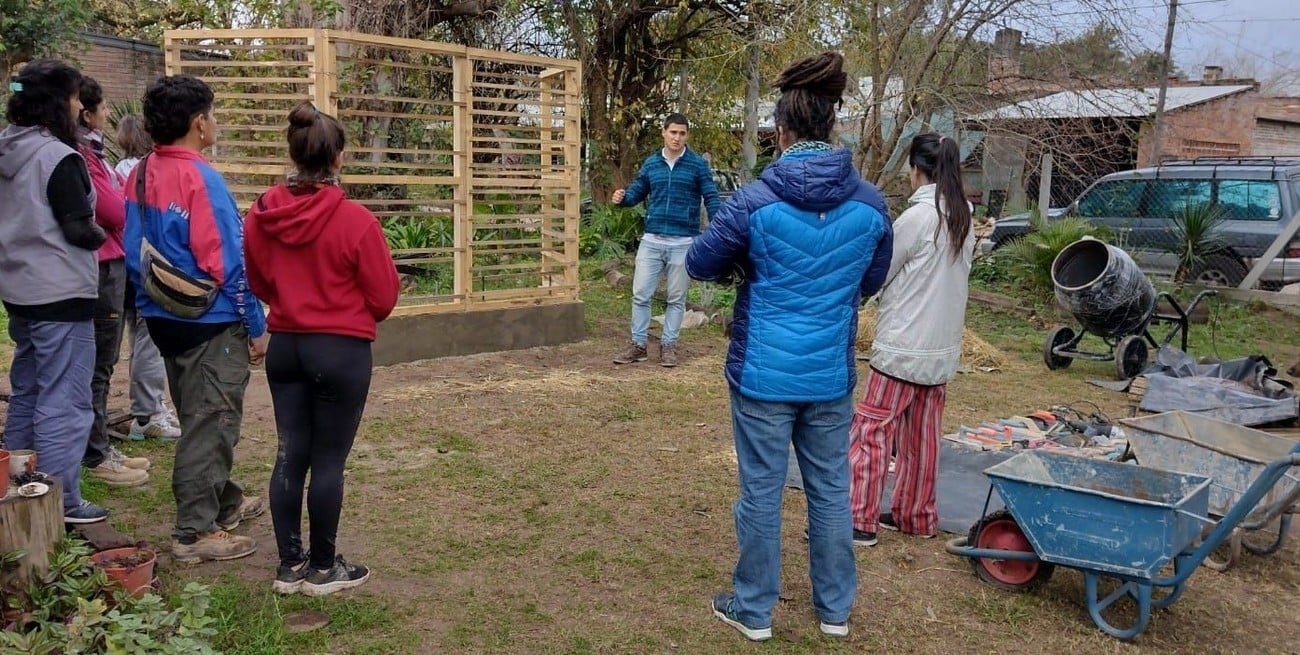 Construcción con tierra: siete personas certificaron sus saberes en "quincha"