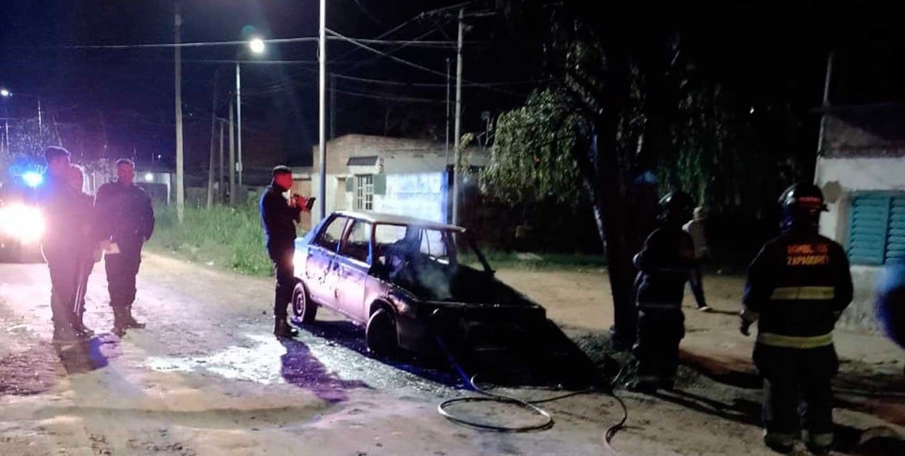 Roban la rueda de un automóvil,   la batería y después lo incendian