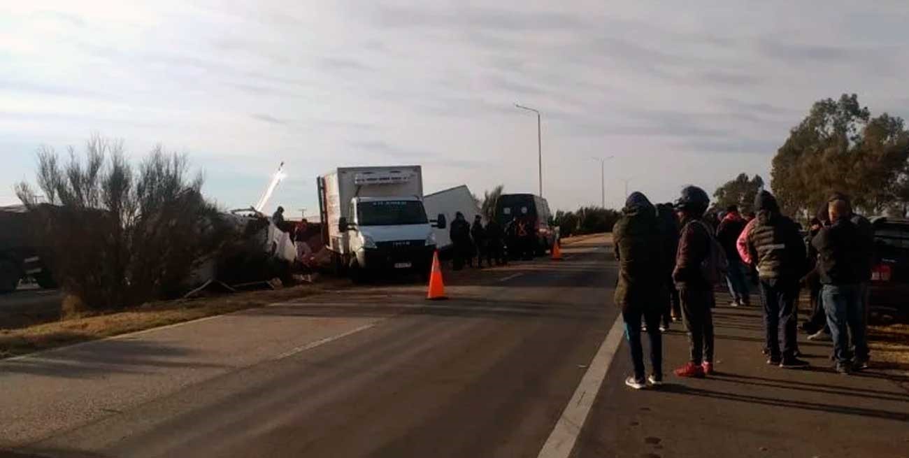 Video: volcó un camión en San Luis y saquearon la carne que transportaba