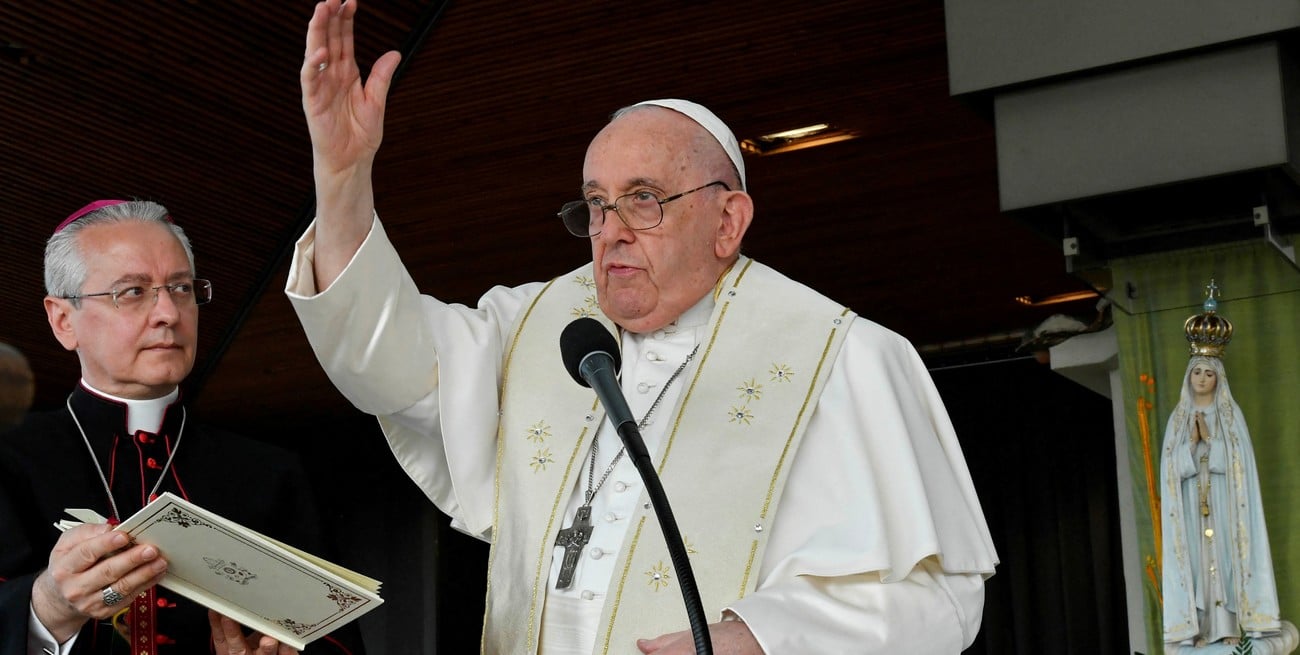 Francisco visitó el santuario de Fátima ante una multitud 