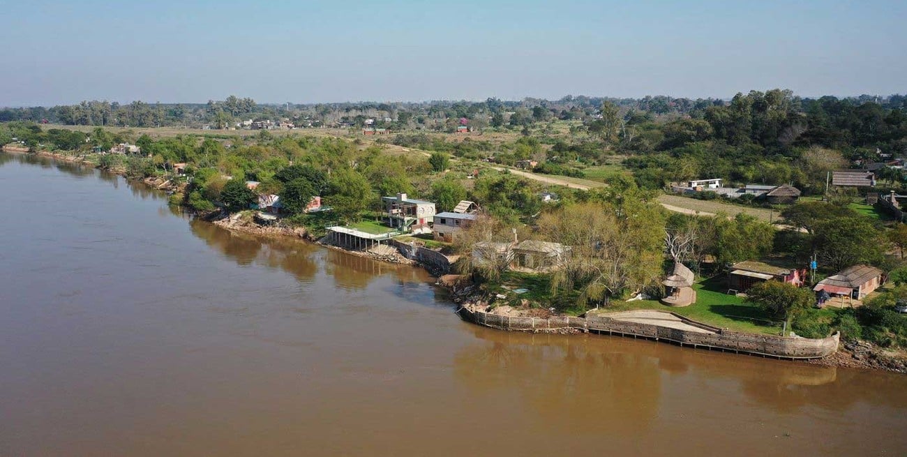 Un kilómetro del talud de la defensa de Colastiné Norte está ocupado por unas 50 casas