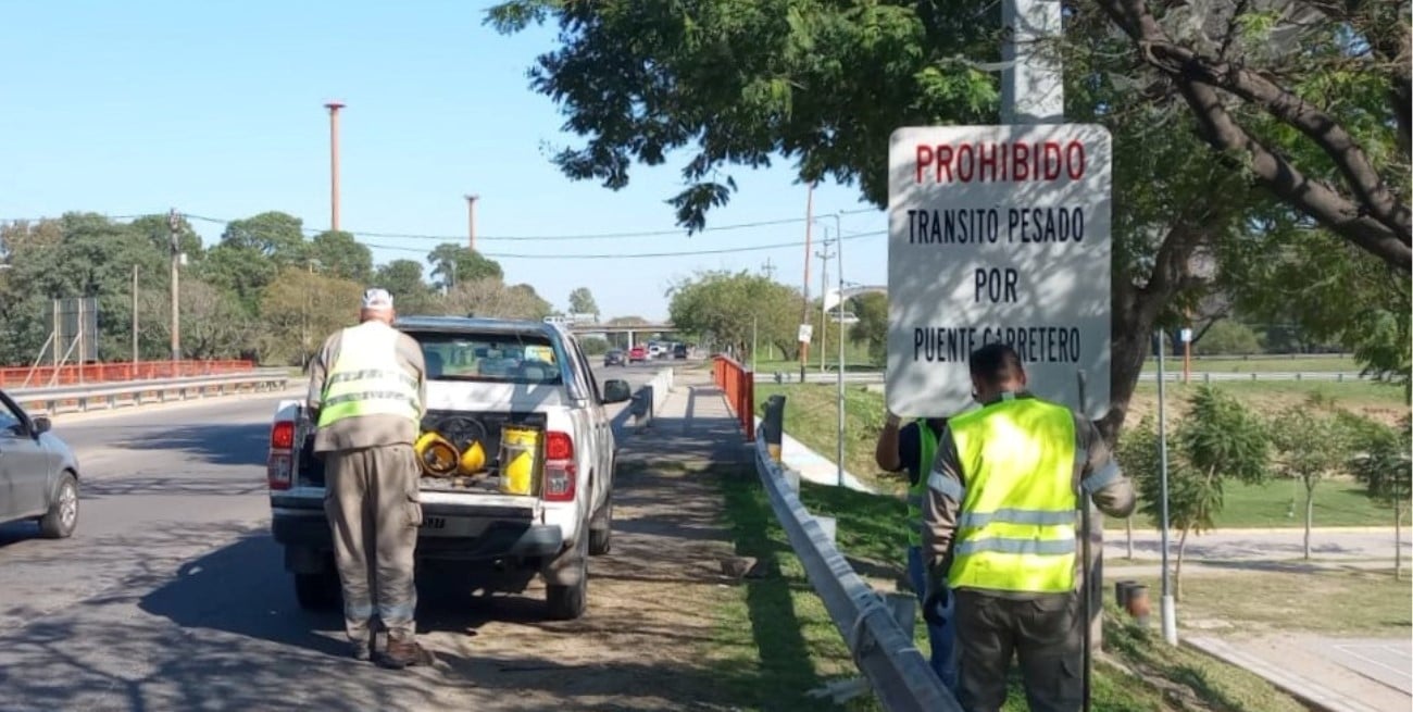 Puente Carretero: colocaron la cartelería que prohíbe el paso del tránsito pesado