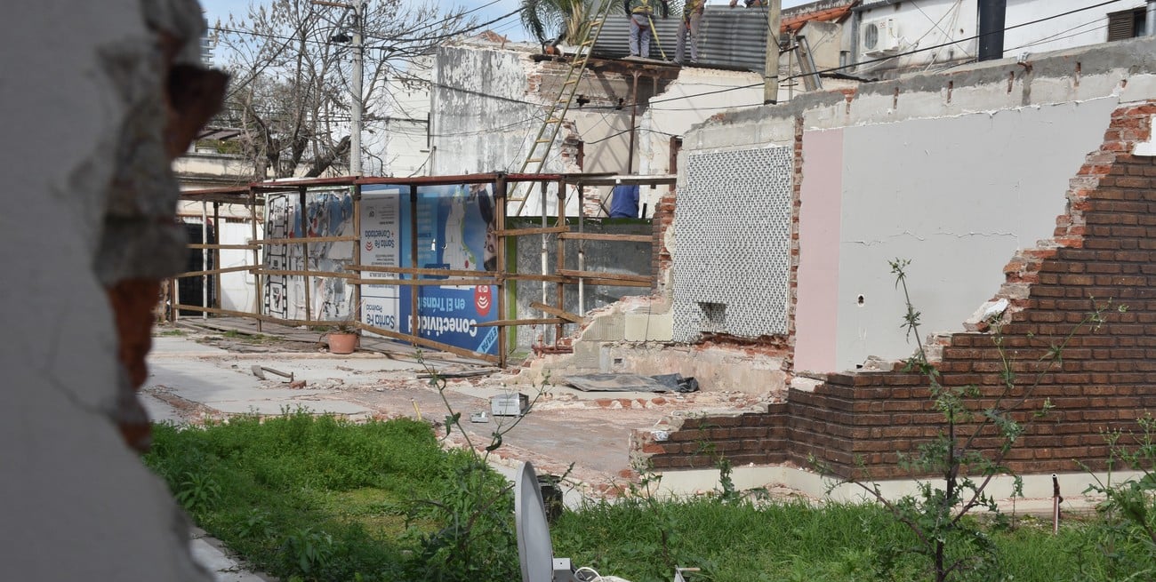 Explosión en 1° de Mayo al 3600: comenzaron a demoler la casa aledaña que quedó afectada