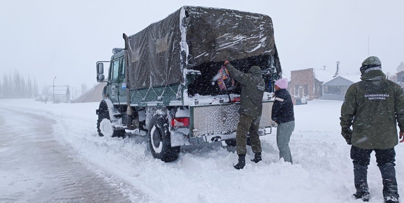 Por las intensas nevadas, Gendarmería asistió a pobladores de Alta Montaña