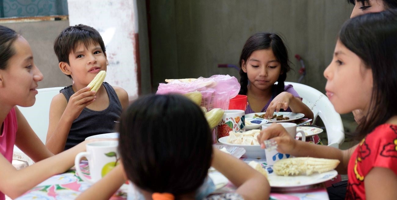 Más de un millón de niñas y niños deja de comer alguna comida al día por falta de dinero en Argentina