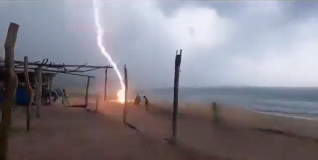 Video: el momento en el que un rayo mata a dos personas en una playa de México