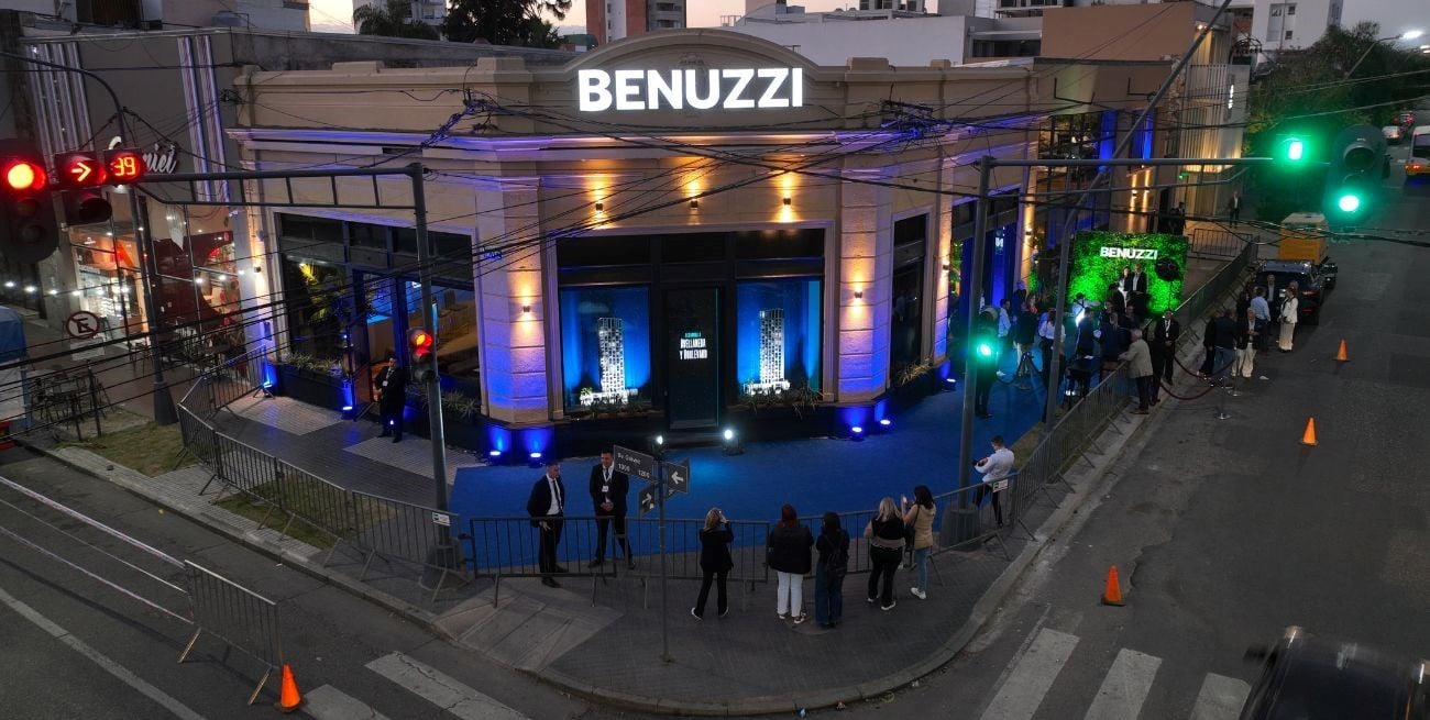 Con la presencia de Pampita, Benuzzi inauguró sus nuevas oficinas 	