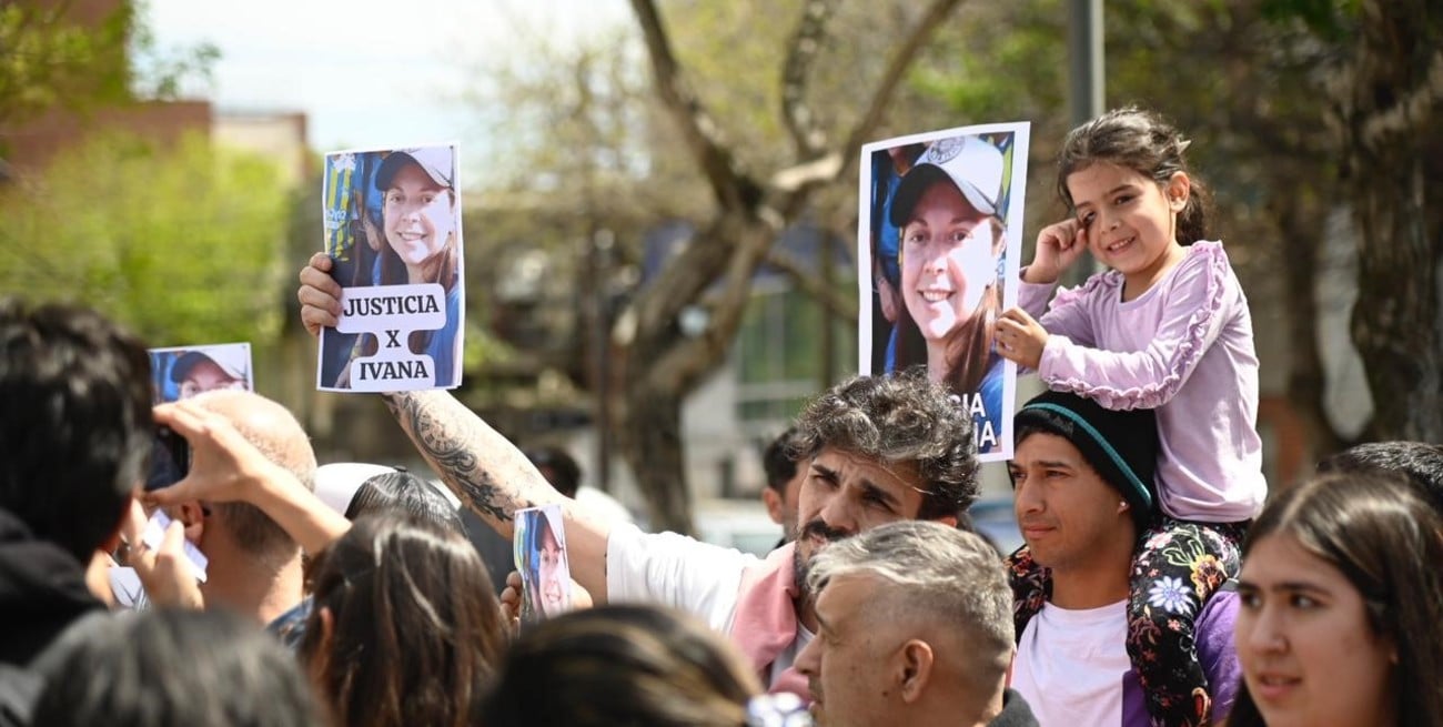 Rosario: familiares y amigos de la mujer asesinada tras el clásico marcharon para pedir justicia