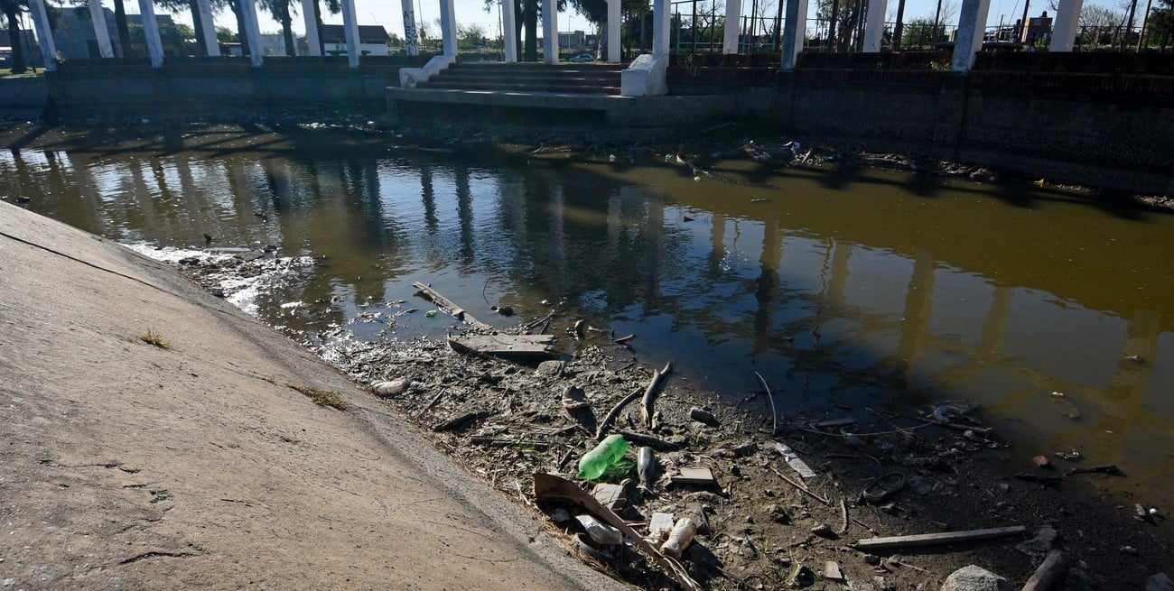 Reporte de daños del Parque Garay: un lago
lleno de basura, faltan luces y hay arrebatos