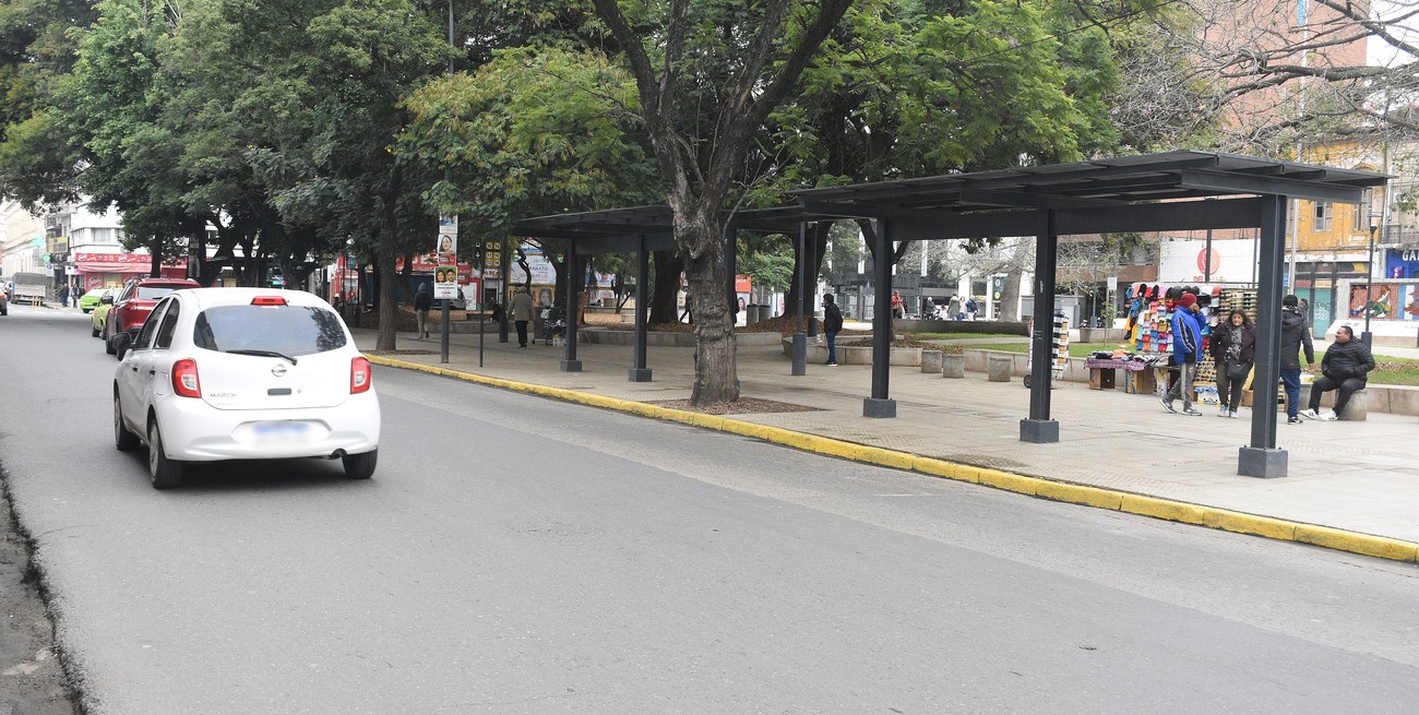 Discutió con un vendedor ambulante y fue apuñalado: dos detenidos