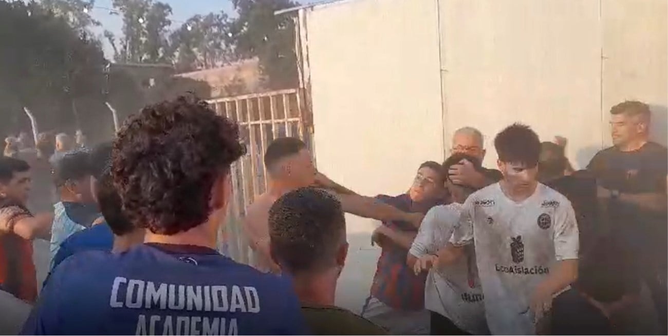 Con jugadores e hinchas: batalla campal entre Vecinal Gálvez y Academia Cabrera