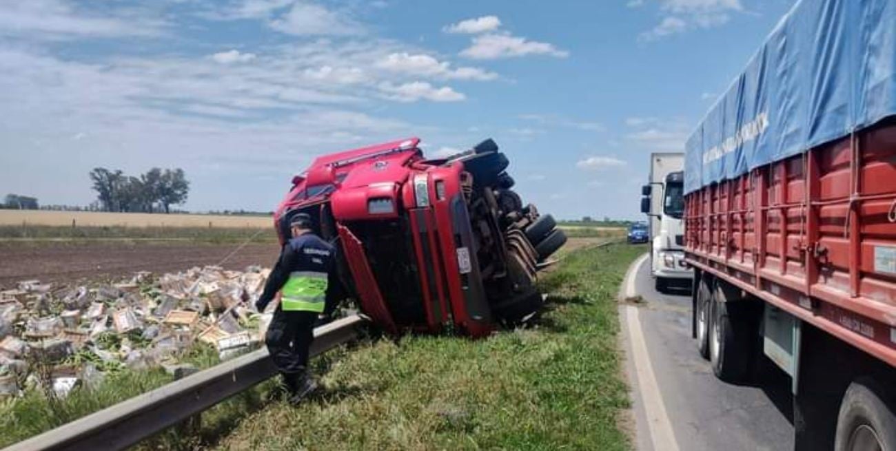 Impactante accidente en la ruta 11: un camión volcado y una persona herida