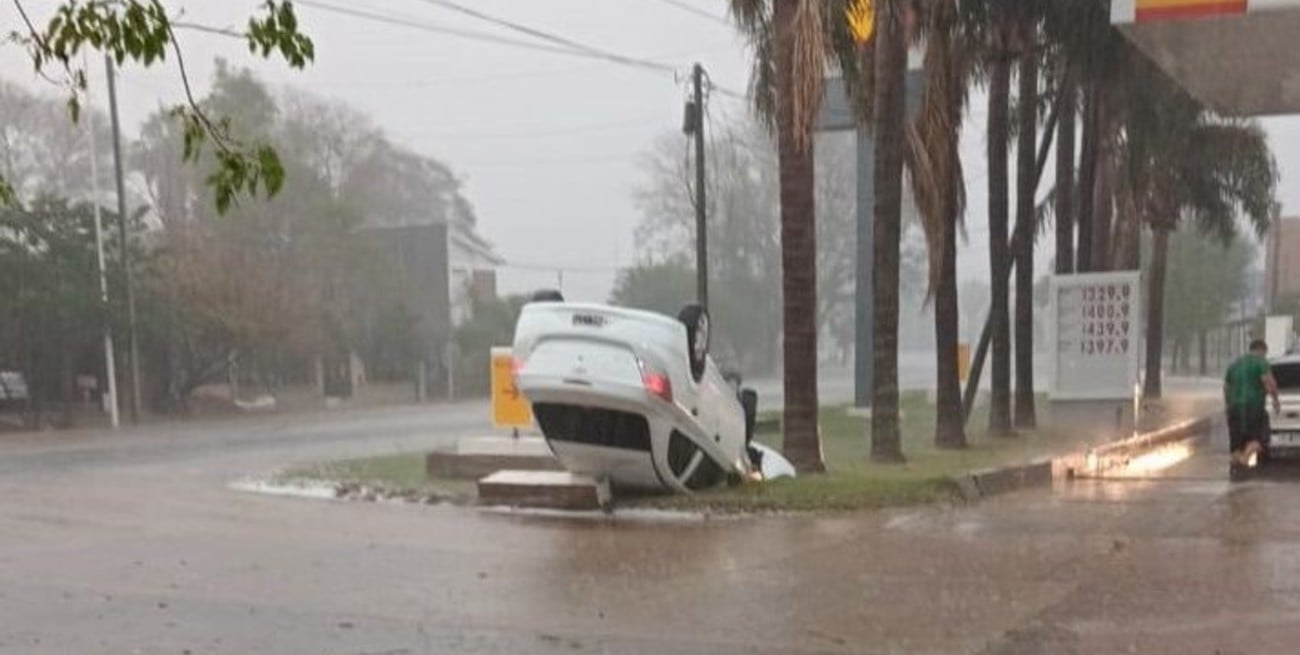 En el medio del temporal, un auto volcó en el ingreso a una estación de servicio de Coronda