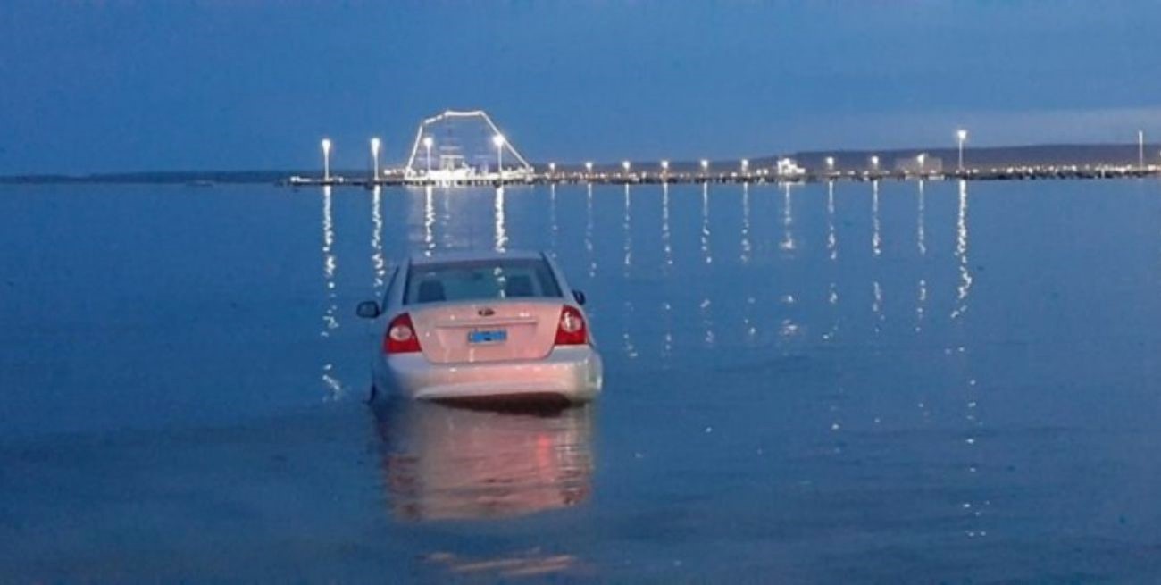 Chubut: dejó su auto estacionado y por una falla mecánica terminó en el mar