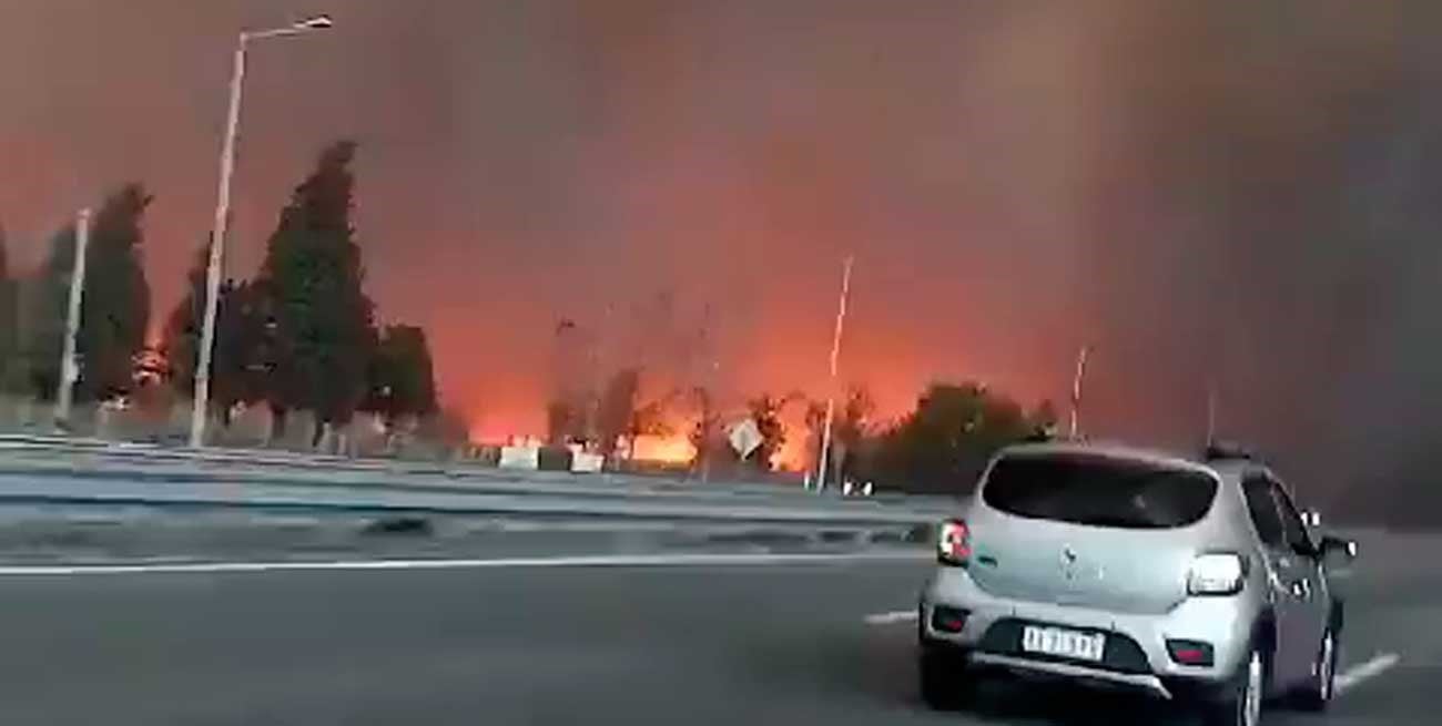 Impactante video de un auto atravesando un incendio en la autopista Córdoba - Carlos Paz