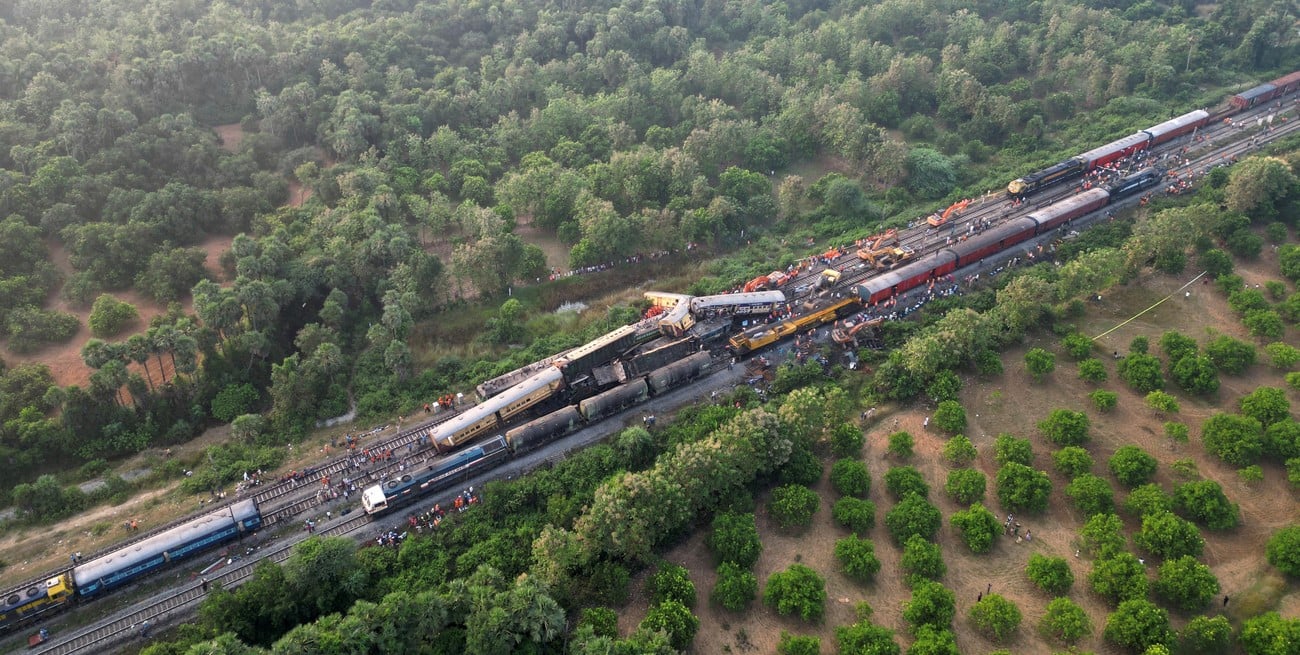 Ya son 13 los muertos por el choque de dos trenes en India