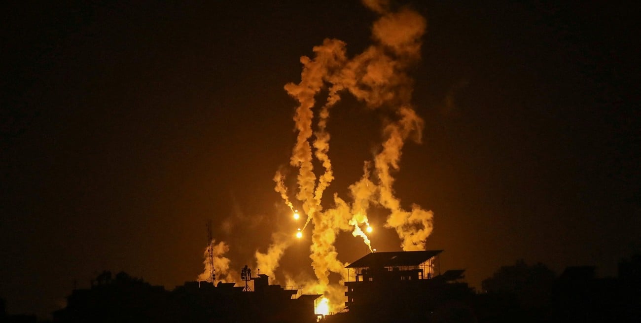 Impactantes imágenes del bombardeo nocturno de Israel a Gaza para controlar un complejo militar