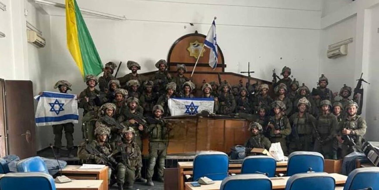 "Hamas perdió el control de Gaza": Soldados israelíes tomaron el Parlamento y se fotografiaron con banderas de su país