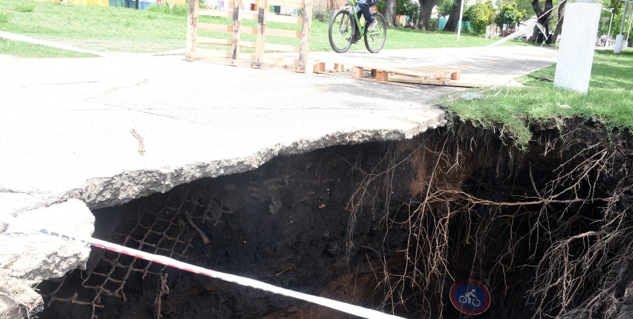 Un socavón se "tragó" la bicisenda Vittori en barrio Mariano Comas