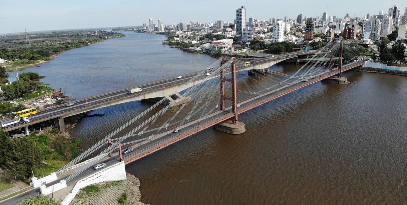 Calzada reducida en el ingreso a la ciudad de Santa Fe sobre el Viaducto Oroño