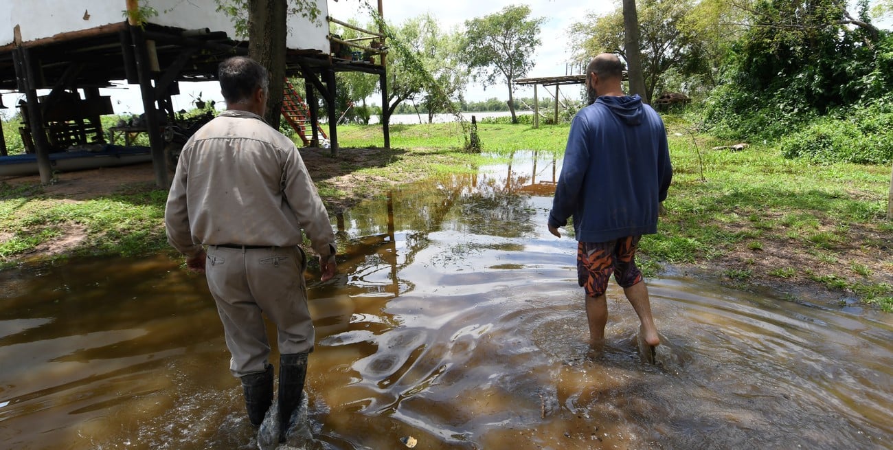 A orillas del río Colastiné comenzó la evacuación de familias en zonas inundables