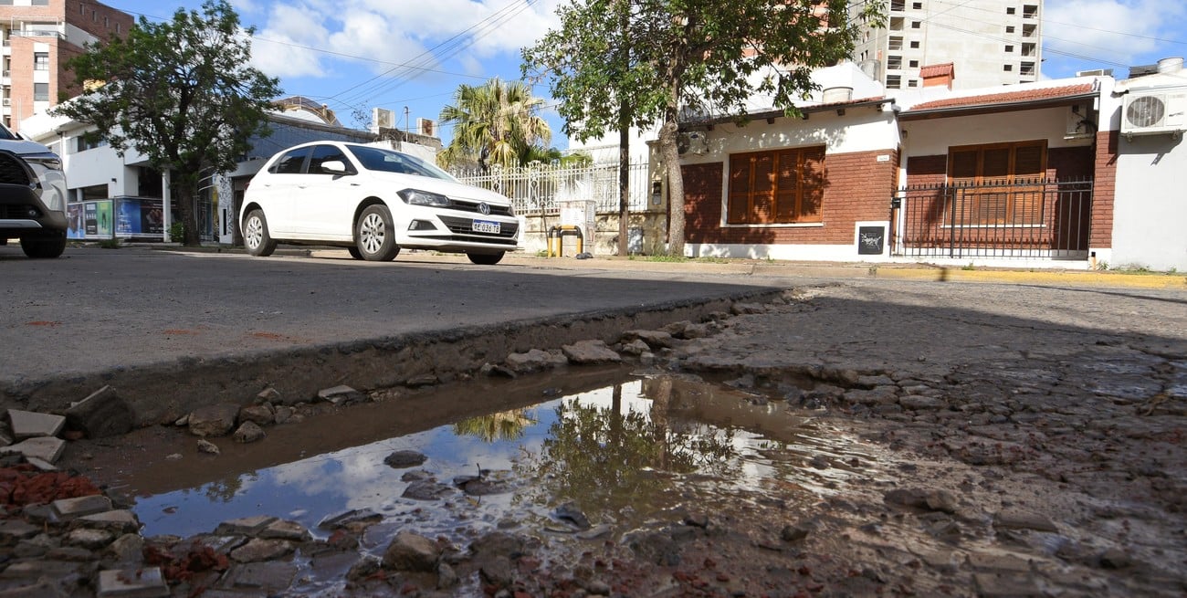 Calles rotas: sólo 8 fotos del centro santafesino exponen el pésimo estado de las arterias de la ciudad