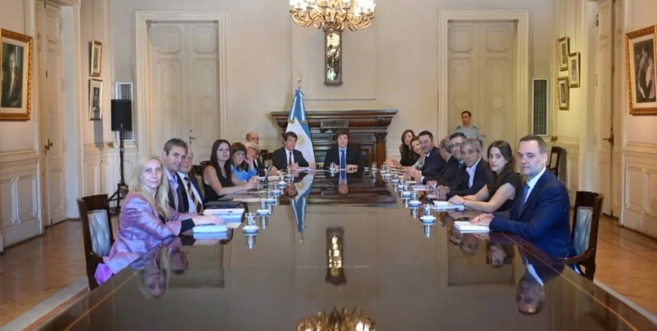 Primera reunión de gabinete: revisión de contratos, 100 % de presencialidad y fuerte recorte fiscal