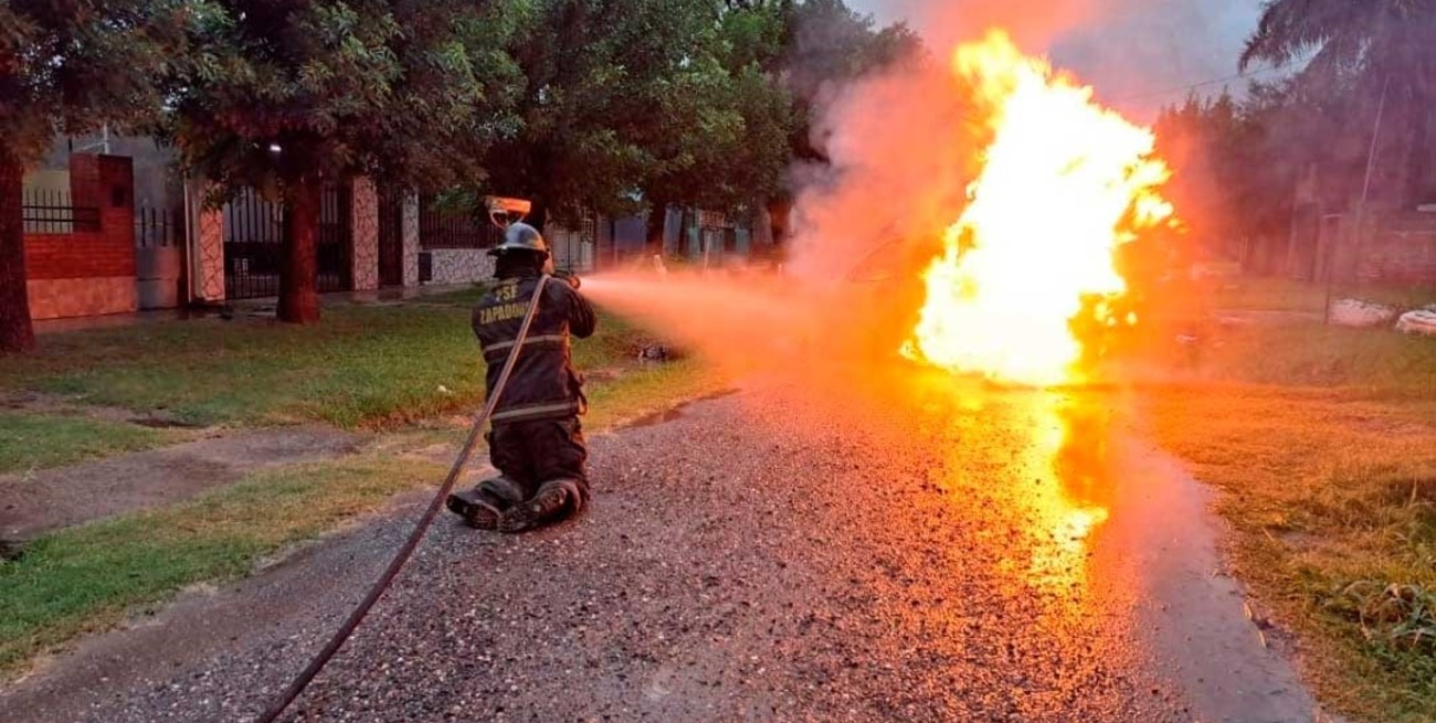 Video: impactante incendio de una camioneta en Santo Tomé