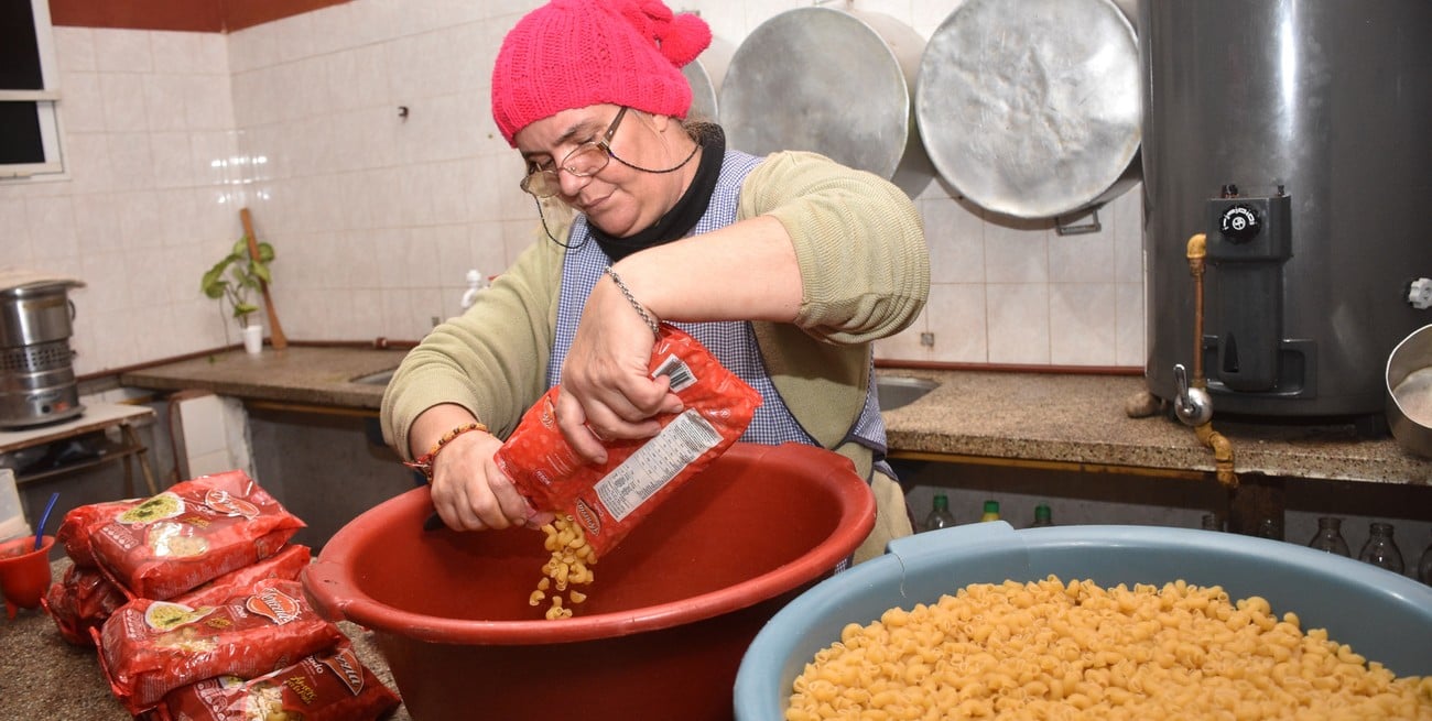 Un comedor da 321 raciones, pero otros están cerrando y temen un "aluvión" de nuevos comensales