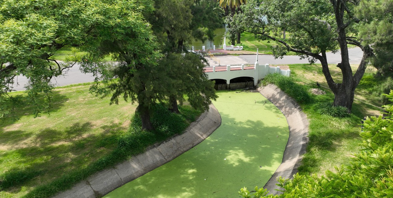 Piletón vacío, suciedad y abandono: el Parque Garay desde el drone de El Litoral