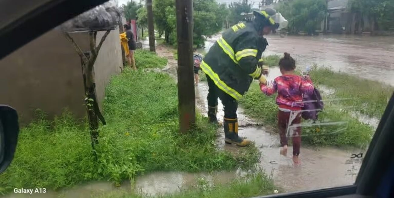 Vera: hay evacuados por las lluvias y Protección Civil asiste a damnificados