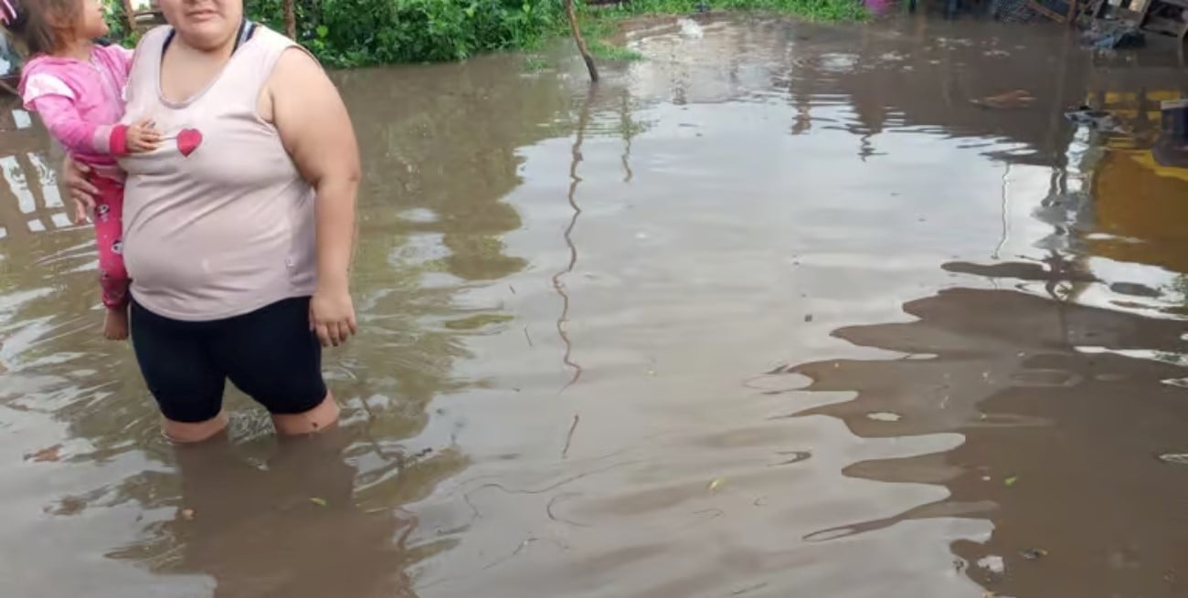 Agua por doquier y velas encendidas, la angustiante noche de la inundación en Reconquista