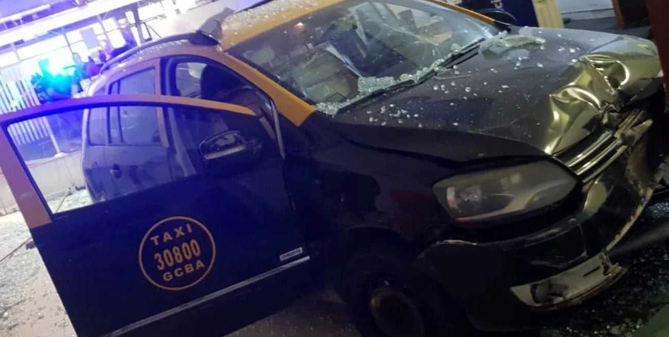 Choque múltiple en Belgrano: un taxi terminó incrustado en un banco 