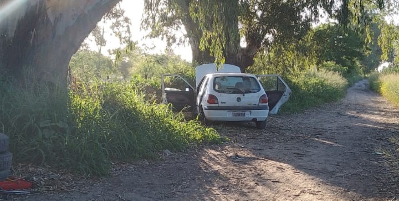 Hallaron auto robado en un callejón lindero a un country privado