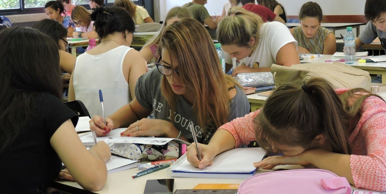 En 13 de 15 carreras de nivel superior hay más mujeres pero ganan menos que los varones