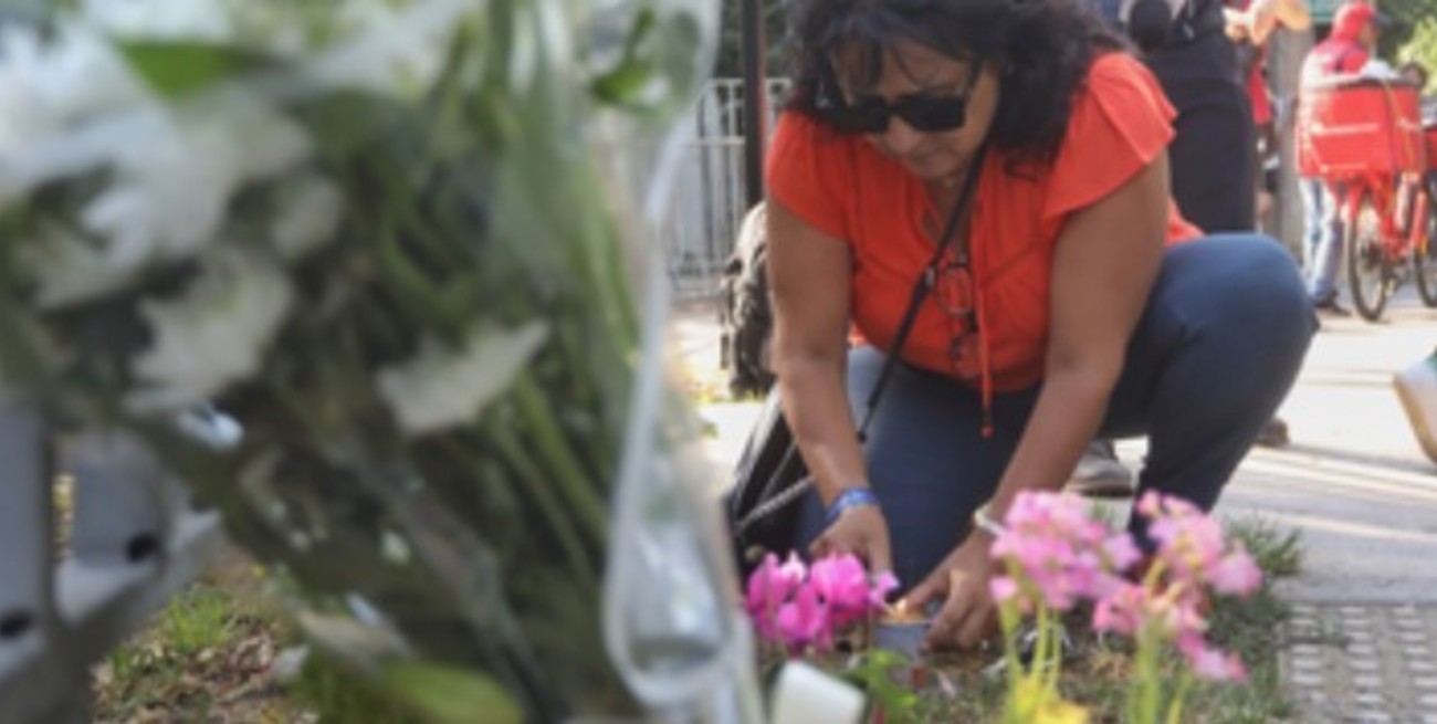 Chilenos expresan sus condolencias frente a la casa del expresidente Piñera